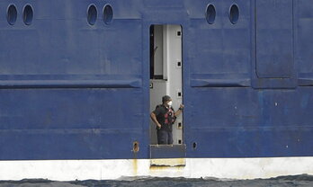 Un hombre, a bordo del crucero MV Hondius en el puerto de Granadilla.