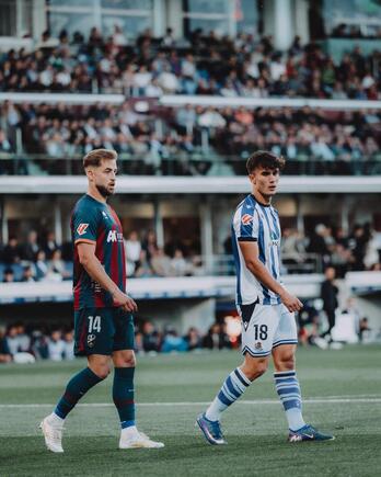 Gorka Carrera sobre el verde de El Alcoraz, con Pulido marcándole de cerca.