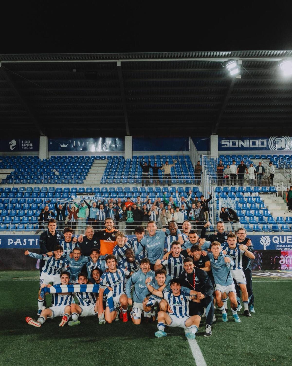 La alegría justificada de los potrillos en El Alcoraz. (Real Sociedad)