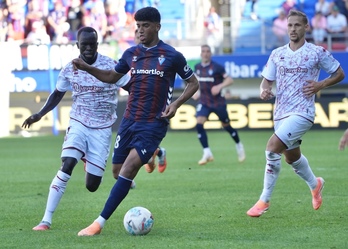 Adu Ares se lleva el balón en la visita del Castellón a Ipurua.