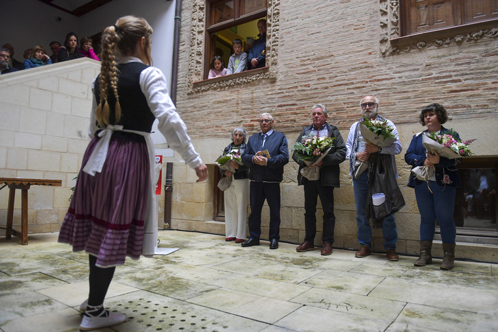 Aurresku en honor de los familiares de los muertos en Montejurra, el sábado en Lizarra.