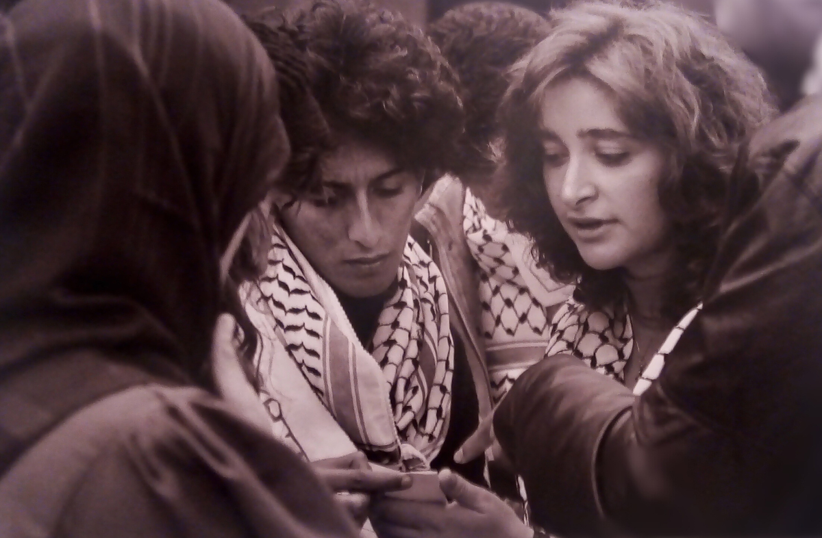 Estudiantes en la Universidad de Birzeit, Cisjordania, 1992. (The Palestinian Museum)