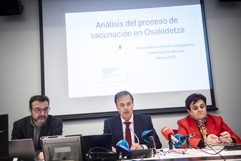 El presidente del comité, David Cantero, el consejero de Salud, Alberto Martínez, y la directora general de Osakidetza, Lore Bilbao.