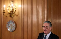 Keir Starmer, en una reunión con representantes de distintos sectores de la sociedad en Downing Street.