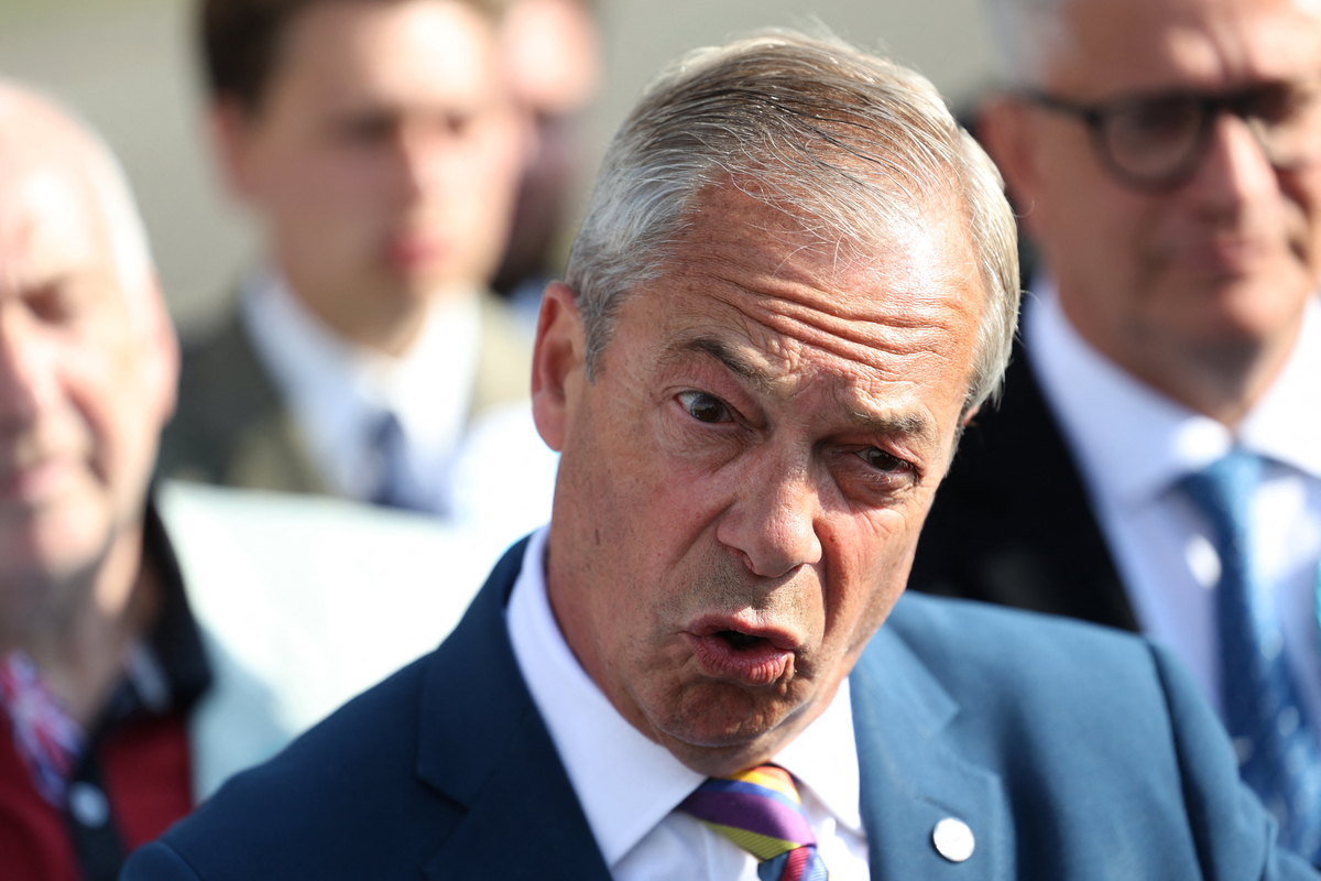 Nigel Farage, frente al Ayuntamiento de Havering un día después de las elecciones municipales. (Toby SHEPHEARD/AFP)