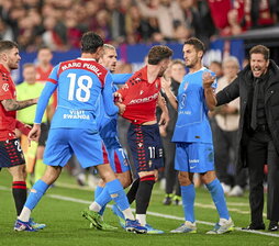Momento del pique Koke-Barja por una falta del capitán colochonero al jugador rojillo.