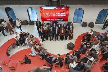 Representantes de instituciones y adolescentes posan en la inauguración del centro Tumo, en la Alhóndiga.