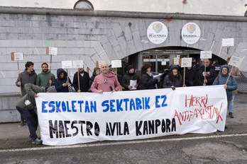 Protesta de vecinos de Deierri y Gesalatz por la Fundación Maestro Ávila ante el Departamento de Educación del Gobierno navarro, en marzo.