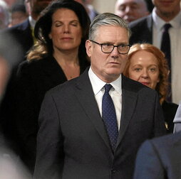 Keir Starmer regresa a la Cámara de los Comunes tras escuchar el discurso del rey.