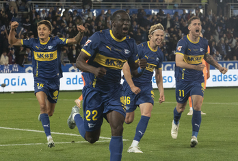 Diabate corre a celebrar el gol al filo del descanso seguido de sus compañeros.