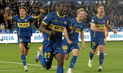 Diabate corre a celebrar el gol al filo del descanso seguido de sus compañeros.