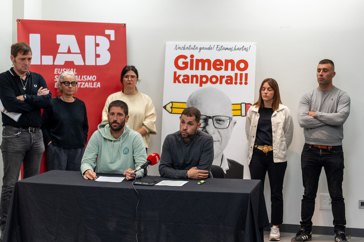 Imanol Karrera y Hodei Tapia han comparecido en la sede de Iruñea de LAB junto a delegados de Irakaskuntza.