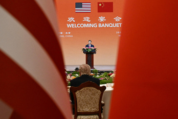 Donald Trump observa a Xi Jinping durante el banquete de este jueves.
