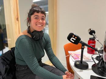 Maddi Isasi, NAIZ Irratiko Bilboko estudioan.