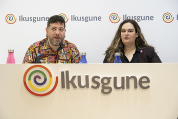 Ikusguneko Amets Martinez de Heredita eta Klaudia Ugarte, txostenaren aurkezpenean.