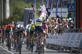 Mischa Bredewold gana una etapa de la Itzulia en Igorre.