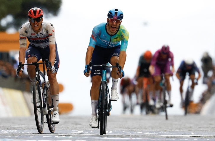 Ballerini, pletórico, llegando a línea de meta para dar la segunda victoria de etapa a Astana.