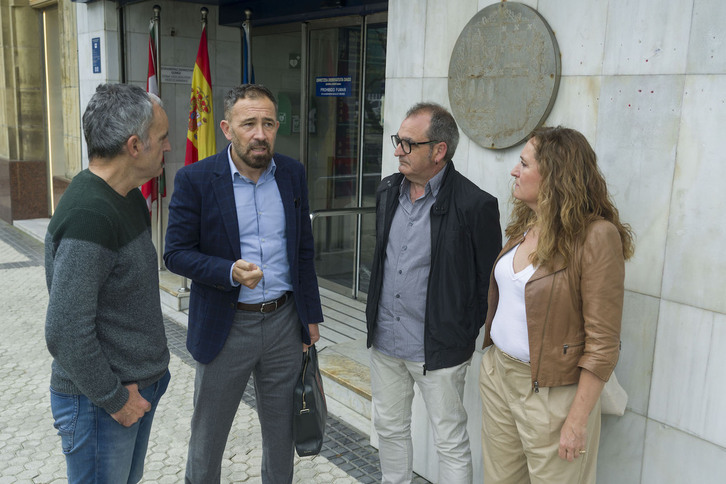 El consejero de Vivienda, Denis Itxaso, y los alcaldes de Arrasate, Pasaia y Zestoa, todos ellos de EH Bildu, por la declaración de zonas tensionadas.