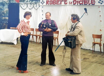 Maite Barnetche kazetari lanetan, telebistarako bere lantaldearekin batera.