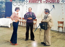 Maite Barnetche kazetari lanetan, telebistarako bere lantaldearekin batera.