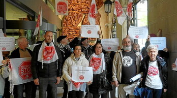 Protesta de Stop Desahucios junto a la sede de Kutxabank en la calle Garibai de Donostia.