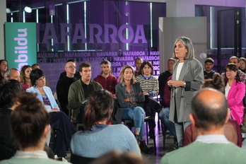 Nerea Kortajarena, durante su intervención en el acto de EH Bildu sobre vivienda celebrado en Iruñea.