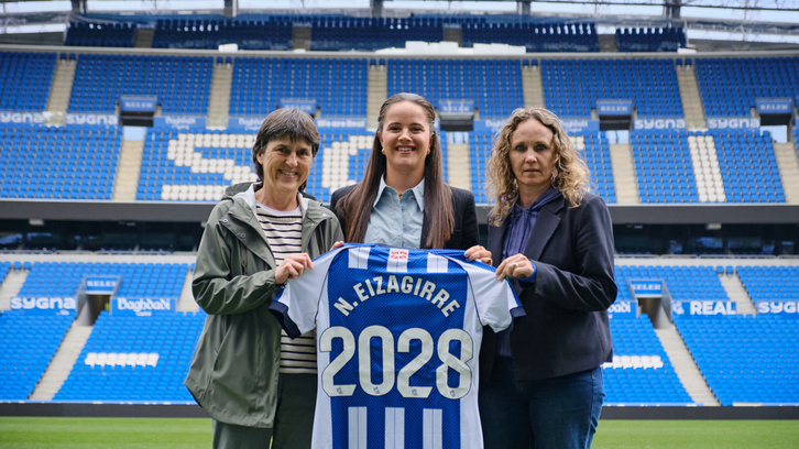 Garbiñe Etxeberriak eta Maider Castillok lagundu dute Nerea Eizagirre Anoetan.