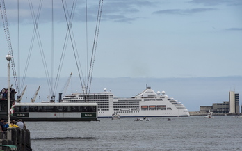 Un crucero se dispone a atracar en Getxo.