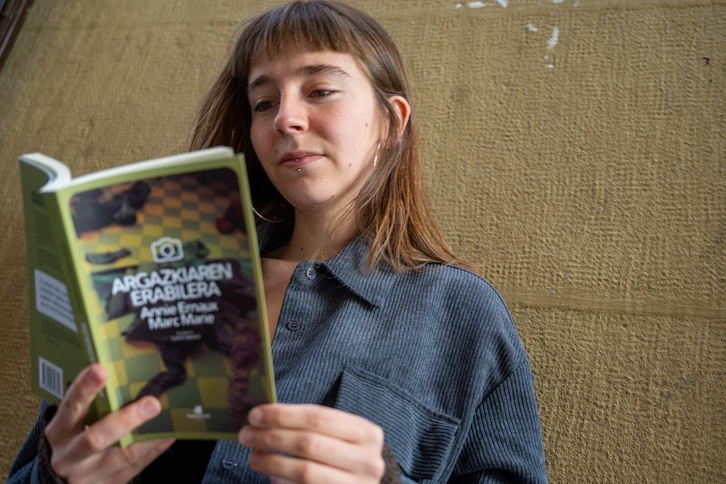 Leire Lakasta itzultzailea, liburua eskuan.