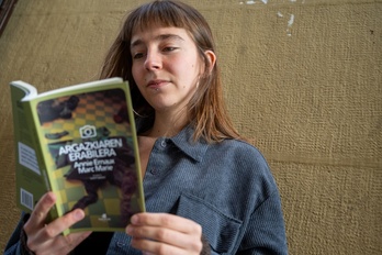 Leire Lakasta itzultzailea, liburua eskuan.