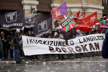 Teknikariek elkarretaratzea egin dute Bilboko Arriaga Antzokiaren aurrean.