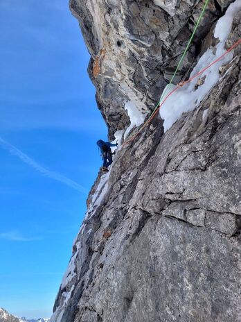 Aiguille des Glacierseko bide berriaren luze bat zabaltzen.