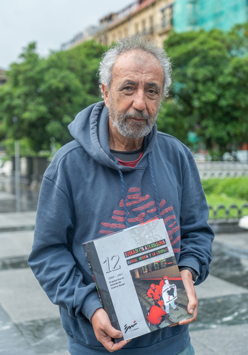 Iñaki Egaña, liburua eskutan duela.