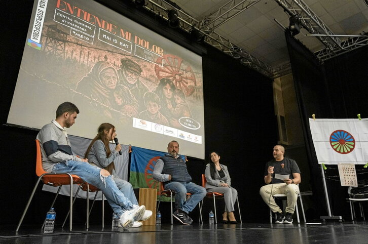 Mesa redonda intergeneracional sobre las vivencias del pueblo romaní.