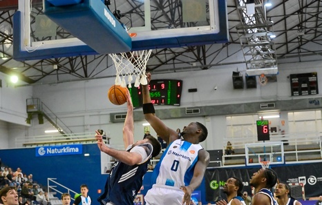 La exhibición del gigante Tanor Ngom no evita que GBC inicie los play-offs con derrota