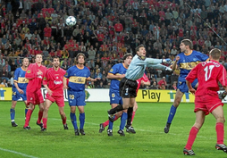 El Alavés, tras firmar una competición de ensueño, perdió en el minuto 116 la final de la UEFA, con un gol en propia puerta. 