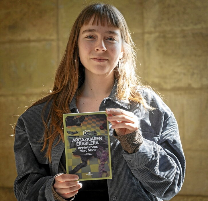 Leire Lakasta, atzo, liburua eskuan.