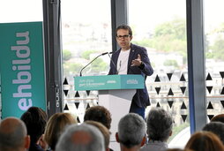 El portavoz parlamentario de EH Bildu, Pello Otxandiano, presentó ayer en Tabakalera el plan de vivienda de la coalición soberanista.