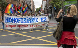 Manifestación celebrada en Basauri en respuesta a la agresión homófoba.