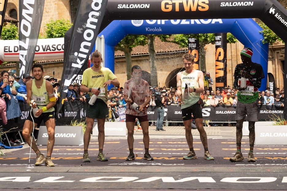 Los cinco mejores de la prueba masculina descorchan el champán. Los cinco mejores de la prueba masculina descorchan el champán.
