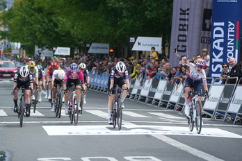 Wlodarczyk gana la tercera etapa de Itzulia Women con Ostolaza cuarta.
