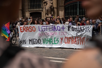 Concentración contra la violencia LGTBIQA+fóbica, convocada por la Plataforma E28J en Iruñea