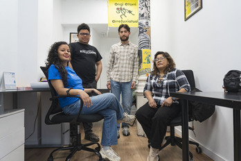 De izquierda a derecha, Lorena Montero, Jorge Freytter, Sebastián Fuentes y Nora Liliana Ulchur en la sede de la Asociación Jorge Adolfo Freytter Romero en Bilbo.