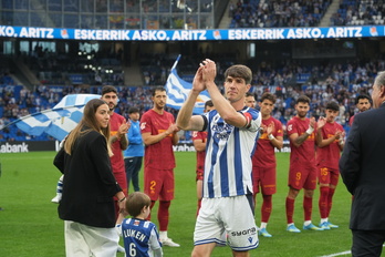 Elustondo responde con aplausos al homenaje de despedida tributado por Anoeta.