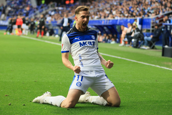 Toni Martínez celebra el gol del Alavés en Oviedo.