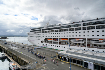 Pasajeros desembarcan del Ambition durante su escala en el puerto de A Coruña, el sábado.