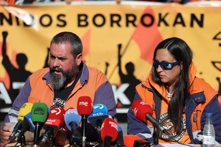 Oier Bidaurrazaga (ezkerrean) maiatzaren hasieran egindako prentsaurrekoan.