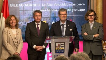 El secretario de Estado José Antonio Santano en el anuncio de que el TAV no parará en Basauri.