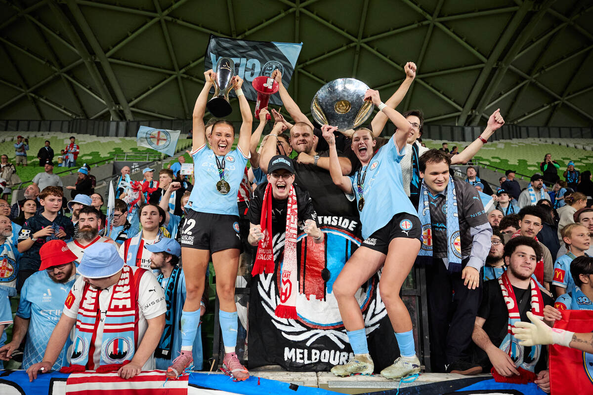 Jugadoras del Melbourne City celebran la Liga con su afición. (Melbourne City FC)
