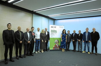 Representantes institucionales y parte del elenco de la obra.